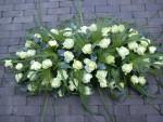 rouwbloemstuk met witte rozen