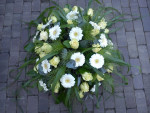 rouwbloemstuk biedemeijer wit