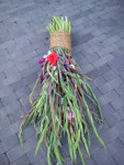 rouwboeket met diverse kleuren gladiolen