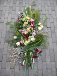 Rouwbloemstuk roze gegroepeerd