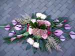 Rouwbloemstuk roze gegroepeerd