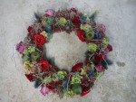 rouwkrans in rood/lila/paarse tinten