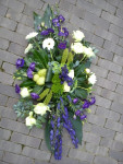 Rouwbloemstuk paars-wit