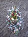 rouwbloemstuk rose, rood , wit en paarse tinten