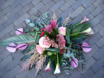 Rouwbloemstuk roze gegroepeerd