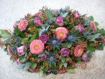 rouwbloemstuk roze/lila/paars