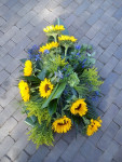 rouwbloemstuk met zonnebloemen