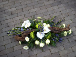 rouwbloemstuk met druivenhout