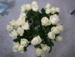 vaas met witte rozen met roze en rode hartjes/knopspeldjes