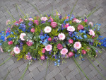 rouwbloemstuk met zomerse bloemen