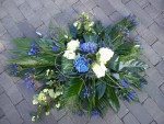 Rouwbloemstuk paars-wit
