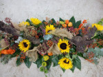 rouwbloemstuk met herfstmaterialen