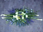 Rouwbloemstuk paars-wit