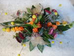 rouwbloemstuk met herfstmaterialen