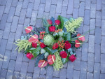Rouwbloemstuk rood gegroepeerd