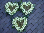 rouwhartjes met witte roosjes