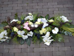 rouwbloemstuk met theelichtjes en vlinders