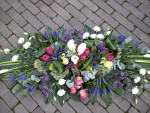rouwbloemstuk wit/paars