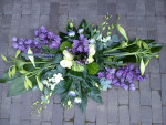 Rouwbloemstuk paars-wit