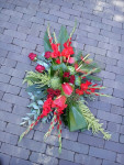 Rouwbloemstuk rood gegroepeerd
