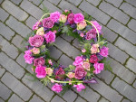 rouwkrans in roze/paarse tinten