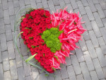 rouwhart rood met rozen en anthuriums
