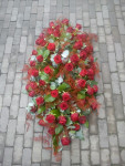 rouwbloemstuk rode rozen