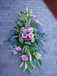 rouwbloemstuk roze-paars
