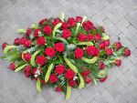 rouwbloemstuk rode rozen