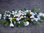rouwbloemstuk met theelichtjes en vlinders