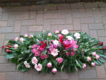 Rouwbloemstuk roze gegroepeerd