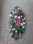 Rouwbloemstuk roze gegroepeerd