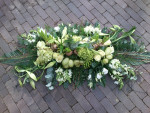 rouwbloemstuk wit gegroepeerd