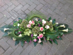 Rouwbloemstuk roze gegroepeerd