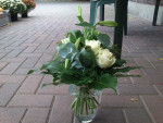 Rouwboeket in vaas wit