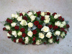 rouwbloemstuk met rode en witte rozen