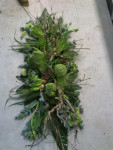 rouwbloemstuk met savooie kool en voorjaarsbloemen