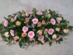 rouwbloemstuk roze tinten