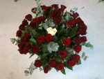vaas met rode rozen