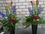boeketten in vaas rood/blauw