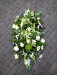 rouwbloemstuk wit gegroepeerd