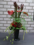 vaas met rood bloemstuk