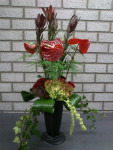 vaas met rood bloemstuk
