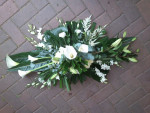 rouwbloemstuk wit gegroepeerd