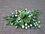 rouwbloemwerk wit gegroepeerd