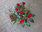 vaas met rood boeket/stronken