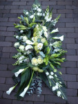 rouwbloemstuk wit gegroepeerd