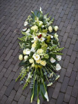 rouwbloemstuk wit gegroepeerd